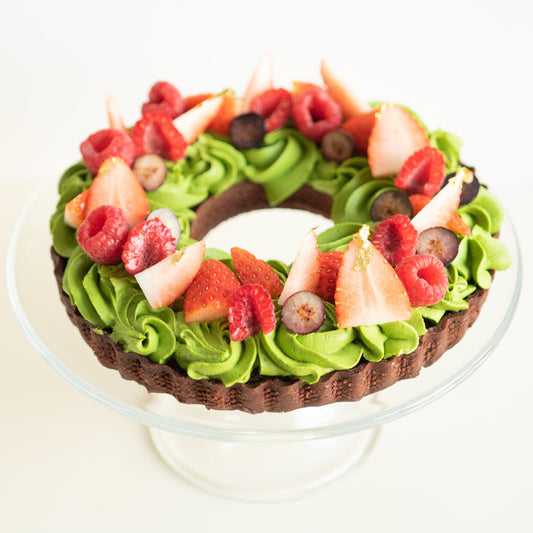 Christmas wreath tart with matcha cream and fresh berries